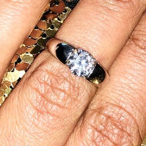 Certified by the GRA this 1 carat VVS diamond men ring is stunning as it can be